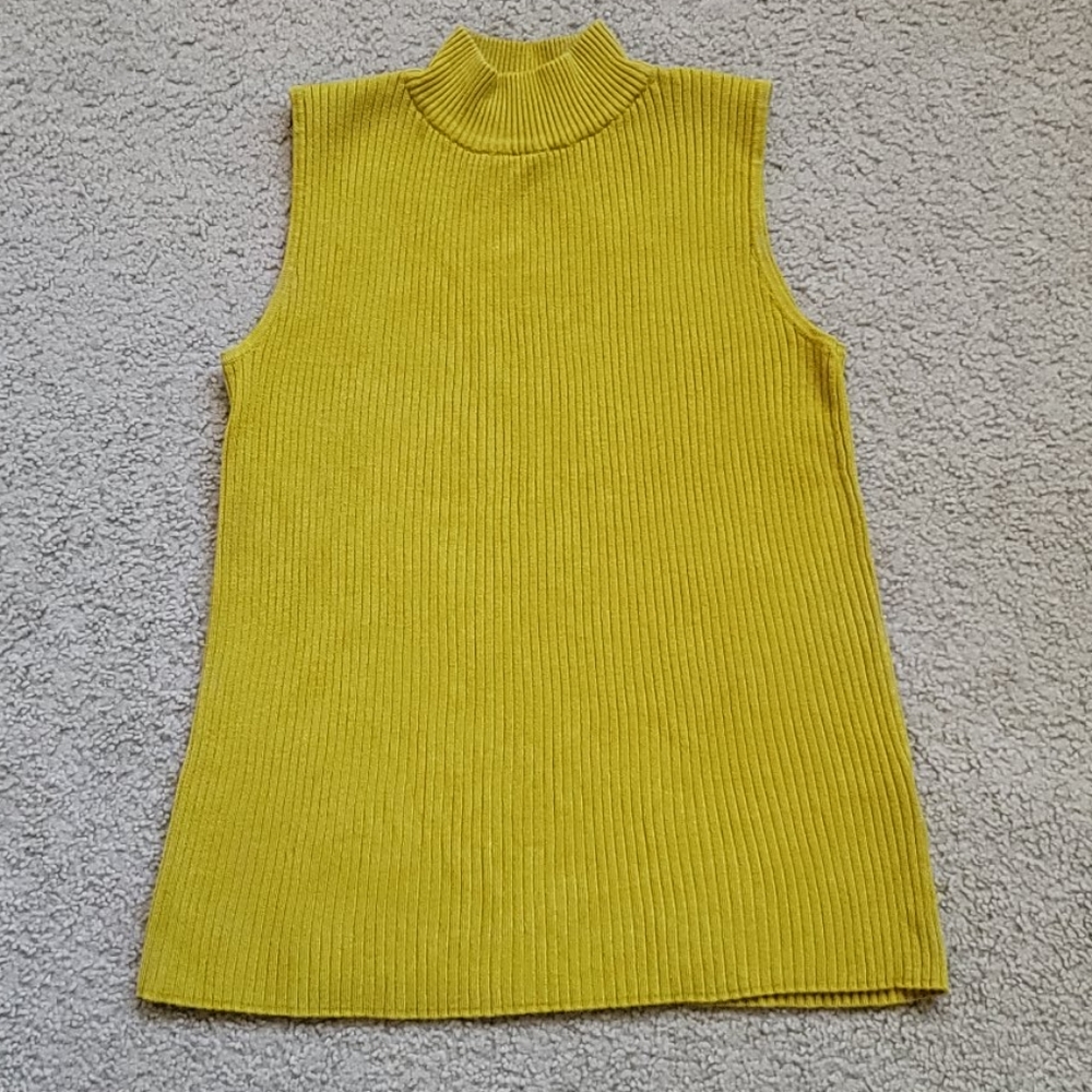 💛 Yellow mock neck top Small